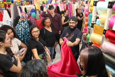 notícia: Alunos do curso de Moda do CIP vivenciam a rotina de uma empresa de tecidos