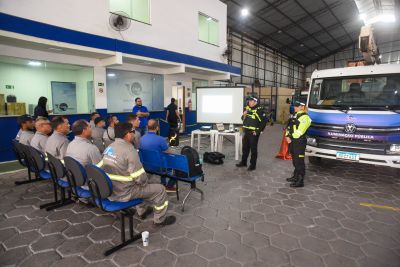 notícia: Agentes da SEMUTRAN realizam palestra sobre direção defensiva 