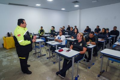 notícia: Agentes da SEMUTRAN realizam aulas para instrutores do projeto "Anjos da Guarda"
