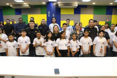 notícia: Aula inaugural e entrega de kits do projeto "Anjos da Guarda" marcam a trajetória da juventude de Ananindeua