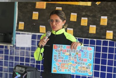 notícia: Alunos da escola Municipal Clóvis Begot recebem educação no trânsito pela Semutran  