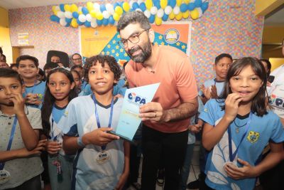 notícia: Alunos da rede municipal de educação recebem medalhas e seguem para conhecer a Europa como premiação da OPA 2024