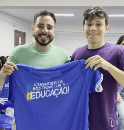 notícia: Sejuve entrega uniformes a estudantes do cursinho municipal