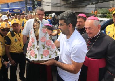 notícia: Muita fé e emoção marcam a passagem de Nossa Senhora de Nazaré em Ananindeua