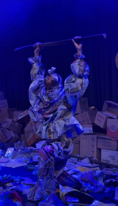 notícia: Teatro de Ananindeua recebe o espetáculo “Excesso: até onde a vida  suporta?” que mobiliza reflexões sobre resíduos e justiça social