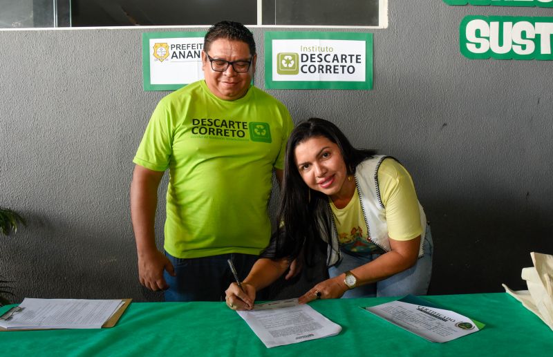 Projeto Conectados com Sustentabilidade com entrega de certificados e computadores