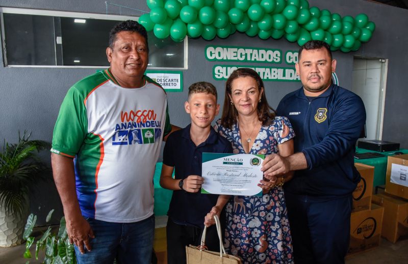 Projeto Conectados com Sustentabilidade com entrega de certificados e computadores