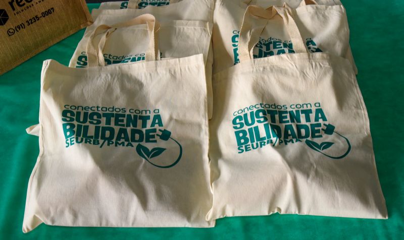 Projeto Conectados com Sustentabilidade com entrega de certificados e computadores