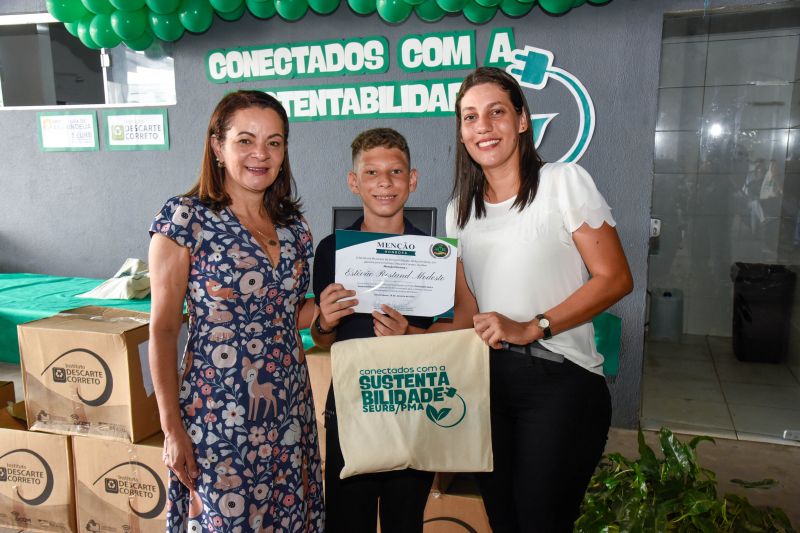 Projeto Conectados com Sustentabilidade com entrega de certificados e computadores