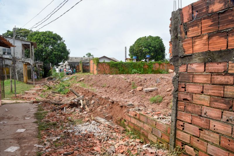 Equipe da Secretaria em notificação sobre o desabamento do muro na alameda Sofia no bairro Centro