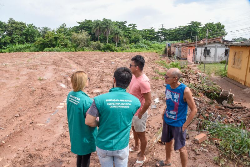 Equipe da Secretaria em notificação sobre o desabamento do muro na alameda Sofia no bairro Centro