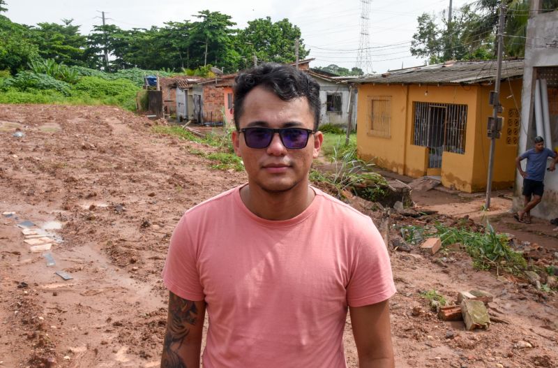 Equipe da Secretaria em notificação sobre o desabamento do muro na alameda Sofia no bairro Centro