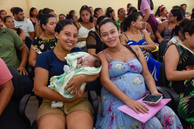 Entrega de Kit Enxoval