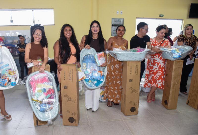 Entrega de Kit Enxoval