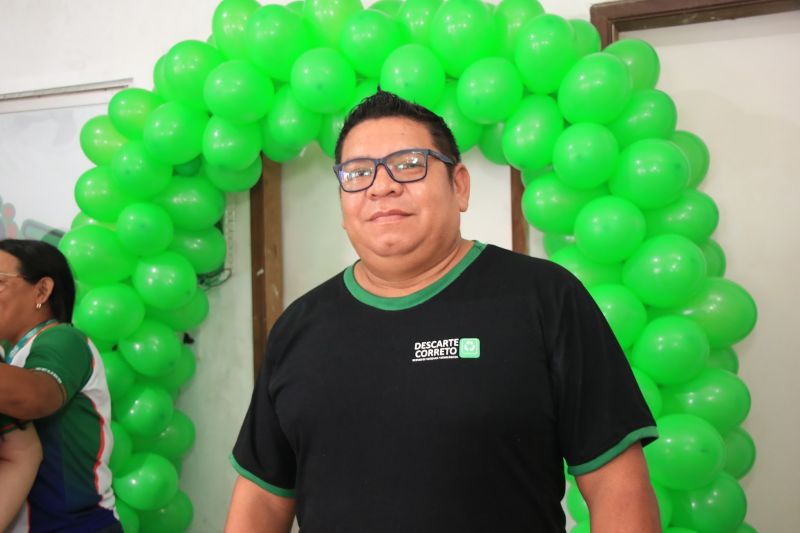 Entrega de computadores para o centro comunitário do Park Anne