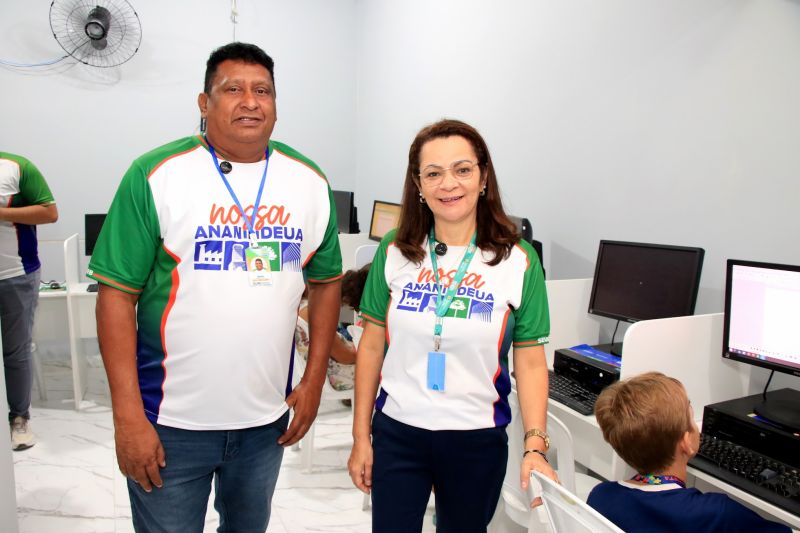 Entrega de computadores para o centro comunitário do Park Anne