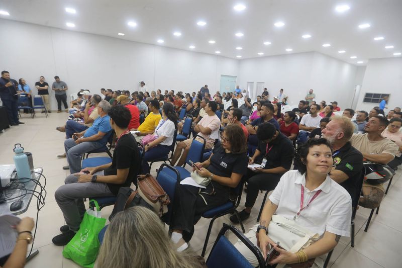Vigilância em saúde com palestra para batedores de Açaí de Ananindeua e MPPA no auditório da ACIA