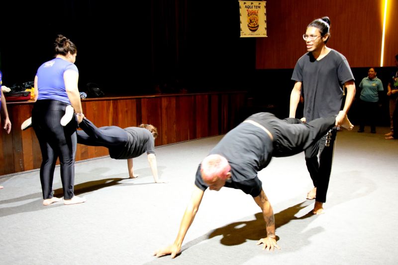 Oficina de Circo no teatro municipal de Ananindeua