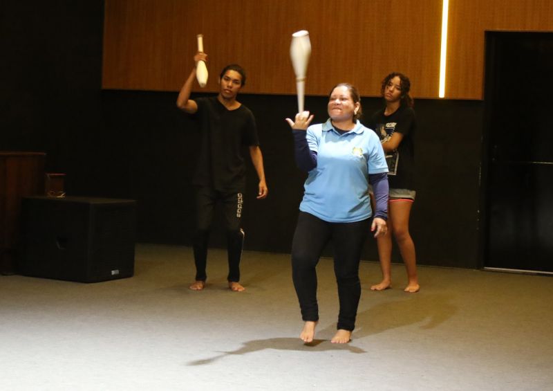 Oficina de Circo no teatro municipal de Ananindeua