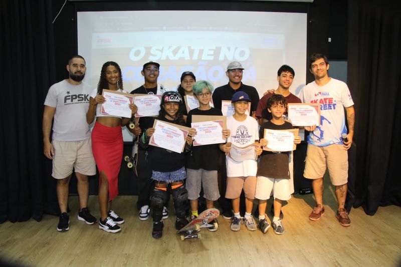 Café com skate edição especial em comemoração do dia Internacional da mulher e melhores do ano no Céu das Artes
