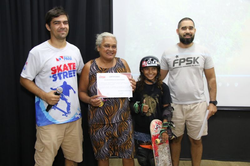 Café com skate edição especial em comemoração do dia Internacional da mulher e melhores do ano no Céu das Artes
