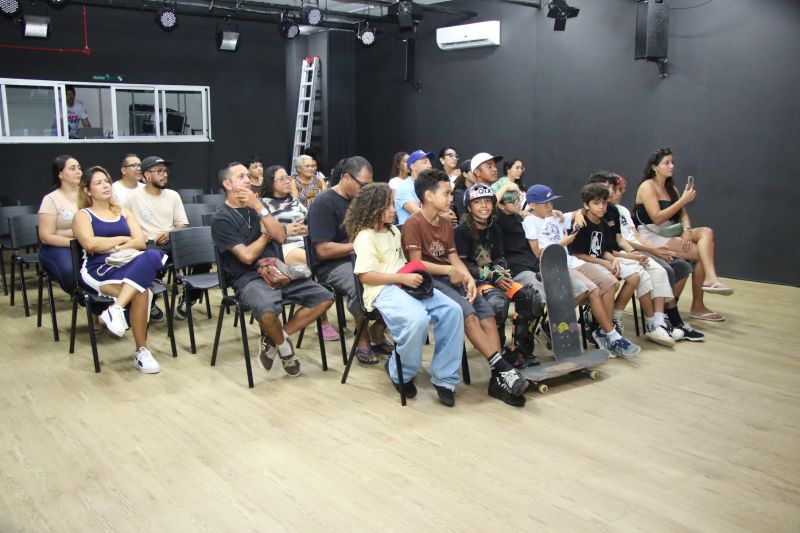Café com skate edição especial em comemoração do dia Internacional da mulher e melhores do ano no Céu das Artes
