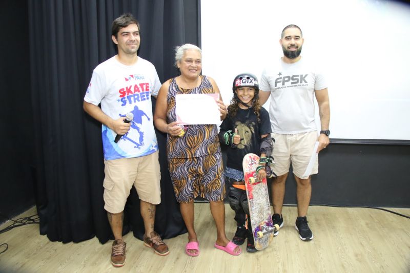 Café com skate edição especial em comemoração do dia Internacional da mulher e melhores do ano no Céu das Artes
