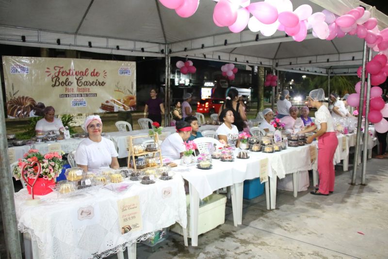 Festival de Bolos na praça da Bíblia