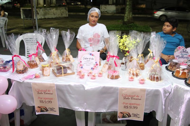 Festival de Bolos na praça da Bíblia