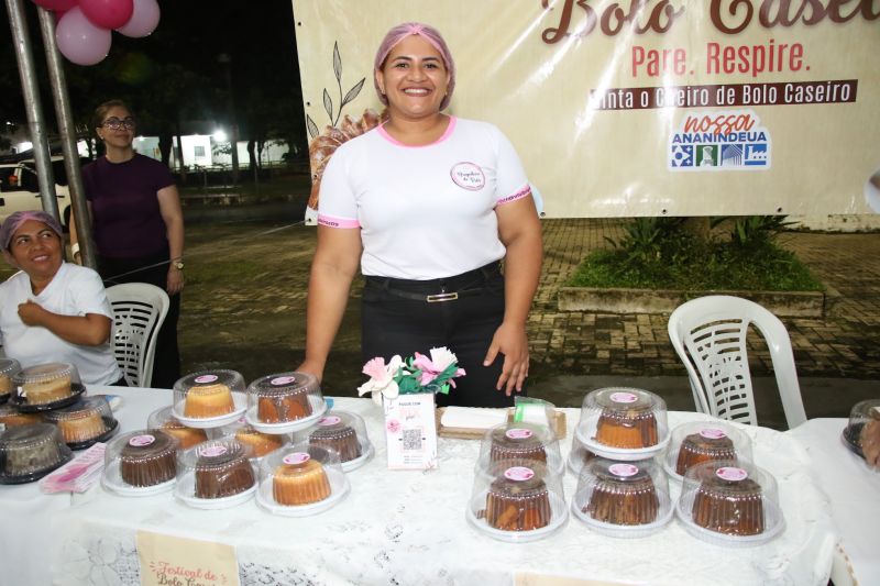Festival de Bolos na praça da Bíblia