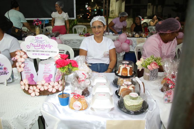 Festival de Bolos na praça da Bíblia