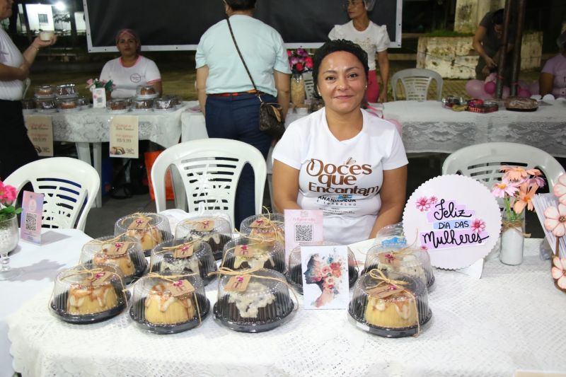 Festival de Bolos na praça da Bíblia