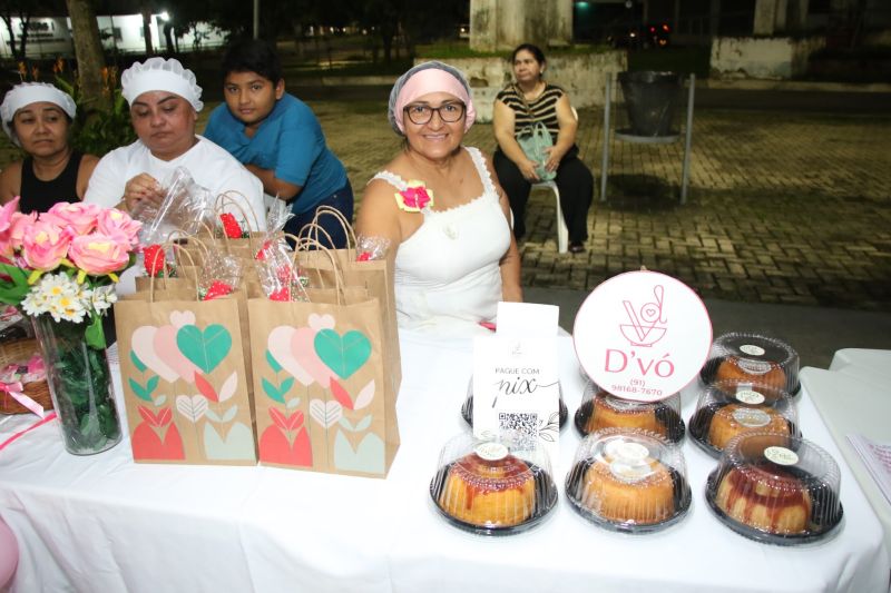 Festival de Bolos na praça da Bíblia