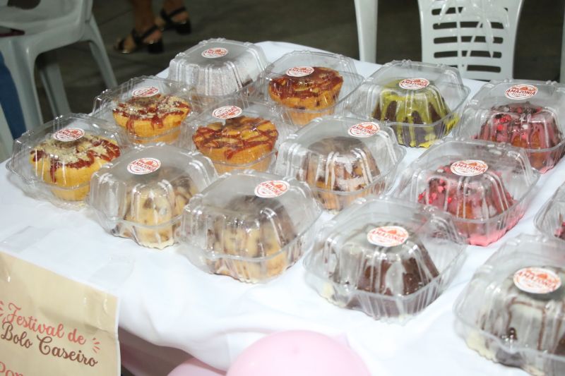 Festival de Bolos na praça da Bíblia