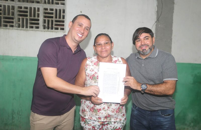 Entrega de títulos de propriedade no centro comunitário do Floresta Parque