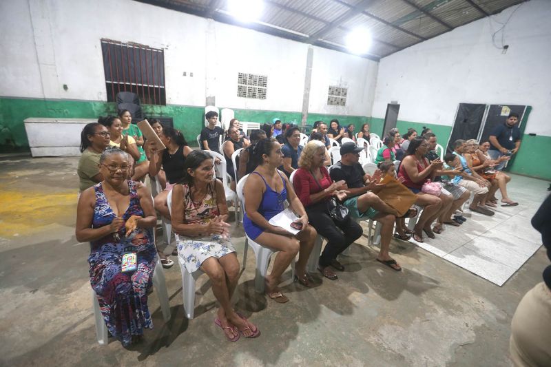 Entrega de títulos de propriedade no centro comunitário do Floresta Parque