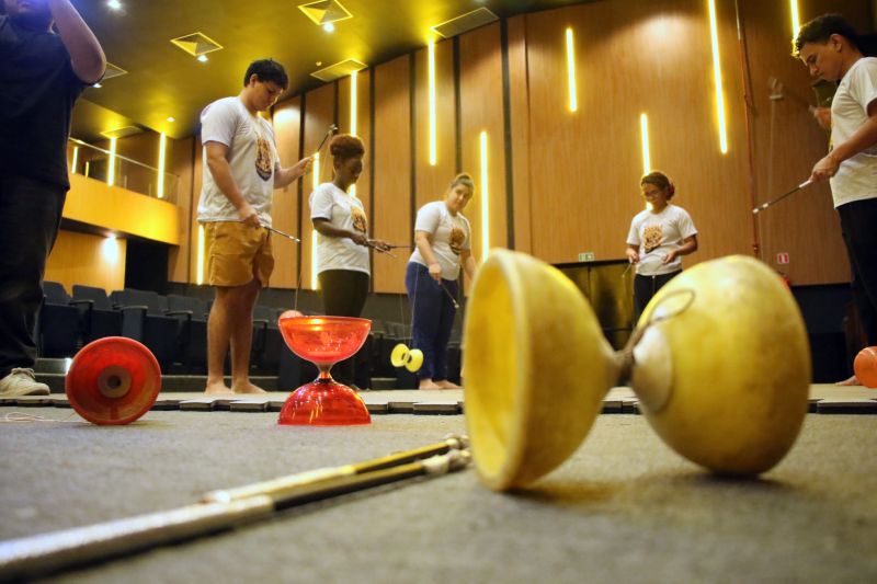 Iniciação às técnicas circenses no teatro municipal de Ananindeua