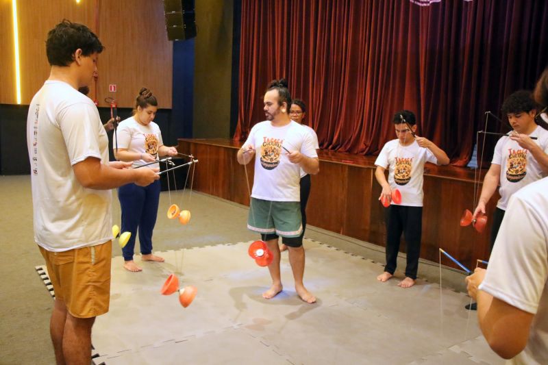 Iniciação às técnicas circenses no teatro municipal de Ananindeua