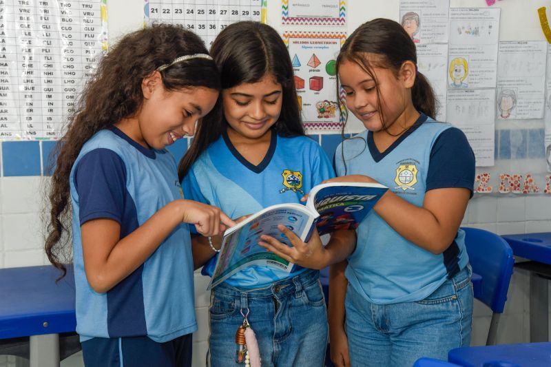 Imagens de alunos da escola EMEF Adelina Lúcia de Sousa no Jardelândia