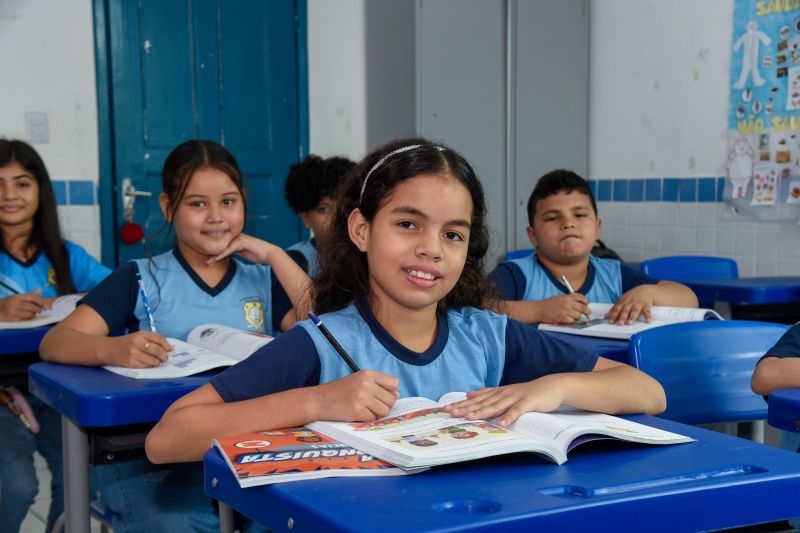 Imagens de alunos da escola EMEF Adelina Lúcia de Sousa no Jardelândia