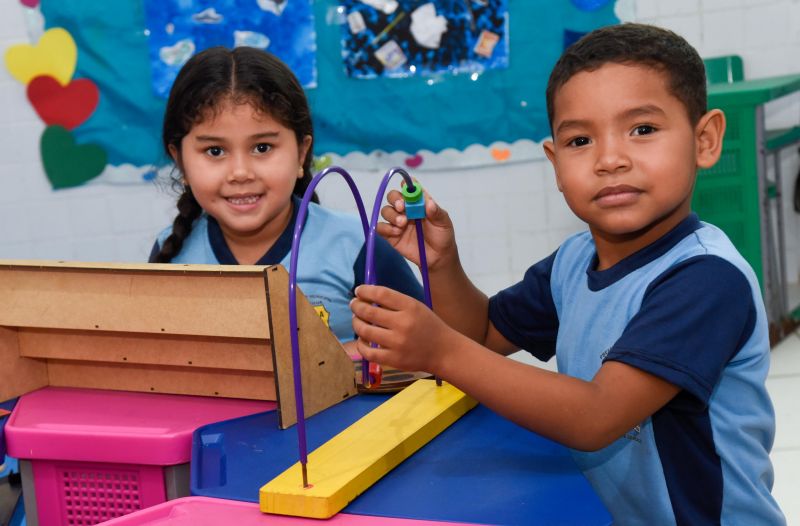 Imagens de alunos da escola EMEF Adelina Lúcia de Sousa no Jardelândia