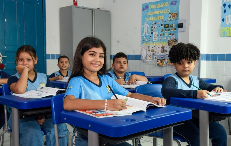 Imagens de alunos da escola EMEF Adelina Lúcia de Sousa no Jardelândia