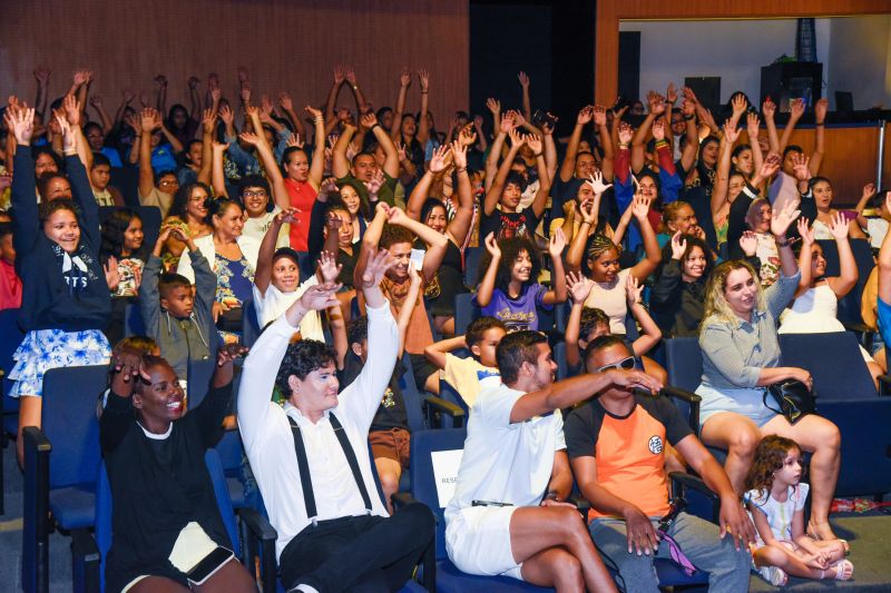 Certificação do curso, Cortejo Circense e Espetáculo Vira Peixe no teatro municipal