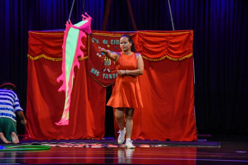 Certificação do curso, Cortejo Circense e Espetáculo Vira Peixe no teatro municipal