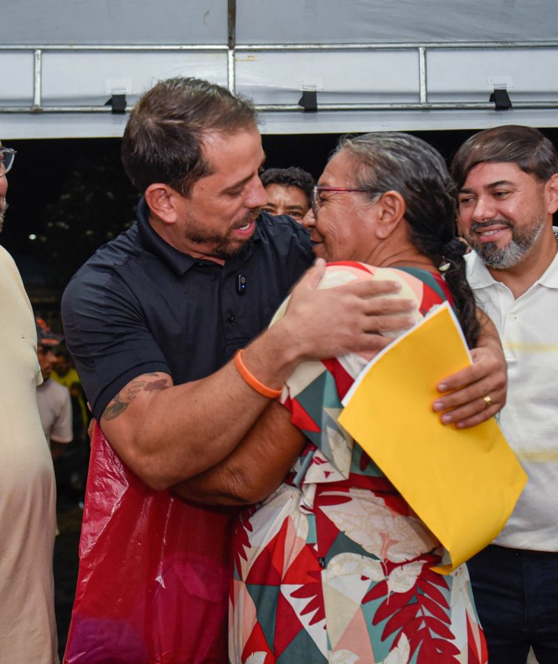 Entrega de títulos de Propriedade na rua 7 de Abril no Icuí