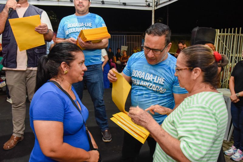 Entrega de títulos de Propriedade na rua 7 de Abril no Icuí