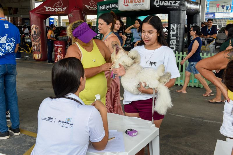 Festival Pet no estacionamento do supermercado Colina