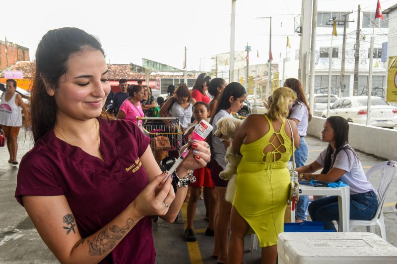 Festival Pet no estacionamento do supermercado Colina
