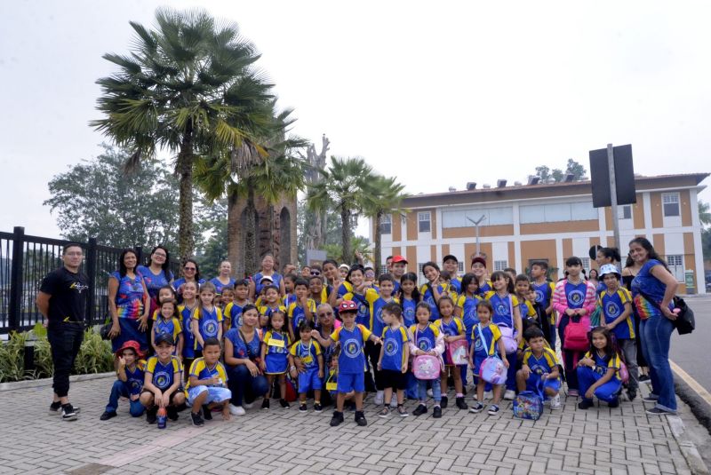 Visita guiada da escola sistema de ensino Um Passo para o Futuro no Parque Cultural Vila Maguary