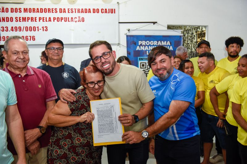 Entrega de Certidões de Registro de Imóveis na Comunidade da rua Cajuí no conjunto Guajará ll